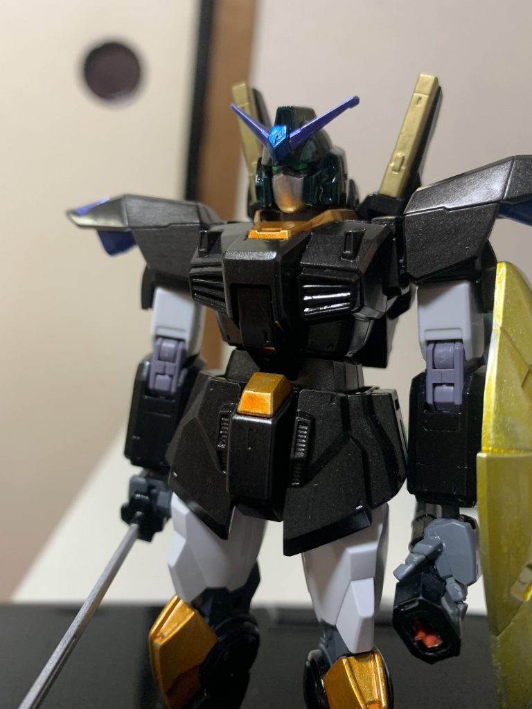 お顔は赤いアゴをパテで埋めてマスクっぽく。ちょっとTFのコンボイさんっぽい(゚o゚;;
私に良い考えがあるのかな?(ゆっくり風)
使うシールドはハイドラガンダムから拝借。宝石を細かく砕いて樹脂と混ぜた塗料を使っているのでビームを弾くというトンデモ設定!光の屈折率を変化させて収束率を拡散するとか何とかって話ですが、要するにスパロボのビームコート装備した状態って事?