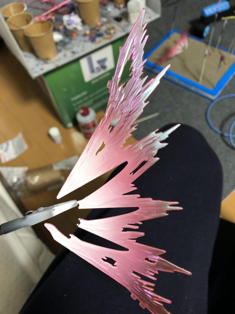 写真だとわかりにくいですが、グラデーションは白だけでなく逆側からミラーパウダー吹いてます。
なので光当たるとこんな感じ。