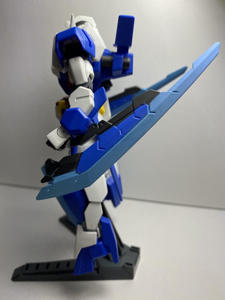 ブレード部分にはサファイアブルーを仕上げに吹いたので、『刃』が光って見えるようにしました✨
いろんな角度で見るとキラキラ光ってとても綺麗です😆
見えにくいですが脛部分も同じようにしてます！