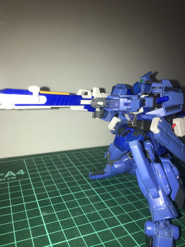 武装4メガ・ビーム・ランチャー
ガンダム4号機が使用していた物と同型の兵装。本機の改修のため新たにガンダム4号機、5号機の技術を盗用した際に開発者の目に留まり採用された。本兵装は4号機の物と同型ではあるが、補助ジェネレーターを改修、アップグレードしたリミッターを設けたことで威力こそ劣っているが、補助ジェネレーターのみでも安定した供給が得られるようになっている。しかし、あくまで設けただけで任意で暴走させることも可能なため、自決用と影で囁かれている。