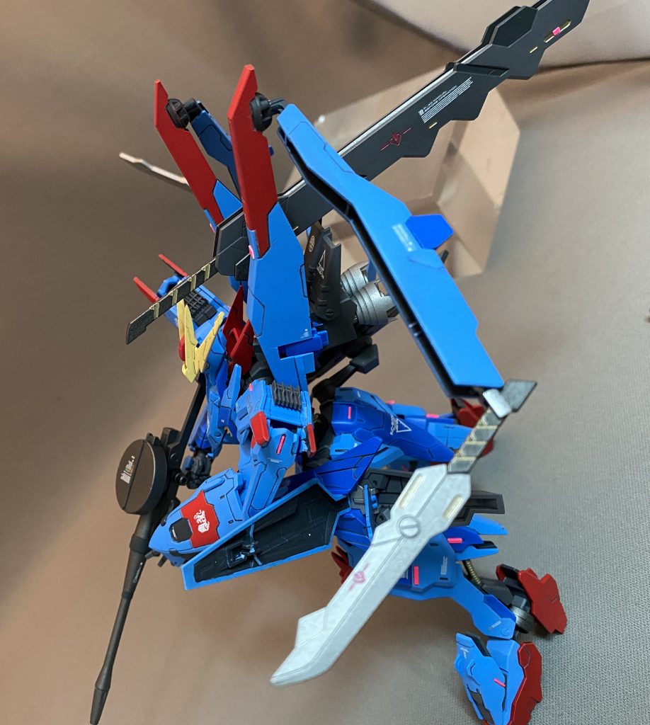 バックパックは上下にスイングできます。