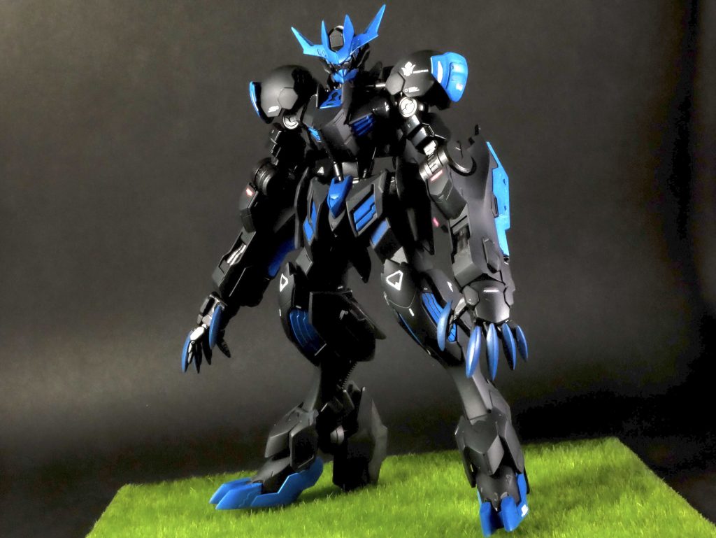 ダイソーで芝っぽいシートを見つけたので、
サッカーのコートをイメージして使用しました。
なかなか雰囲気出てるのではないでしょうか。