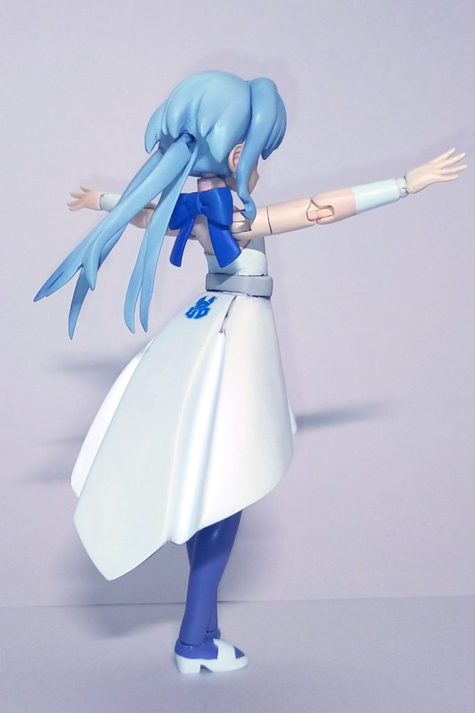 後ろ髪は左右中央の3本になっており左右の髪はボールジョイント接続で
ある程度稼働します
また設定とは違いますがビルドダイバーズの
フォースエンブレムのデカールを作ってさりげなく貼ってます