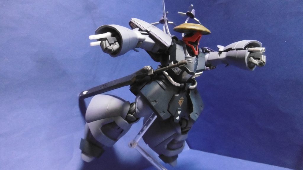 左腕の三連ビームキャノン＆トライブレードで牽制しながら接近し、