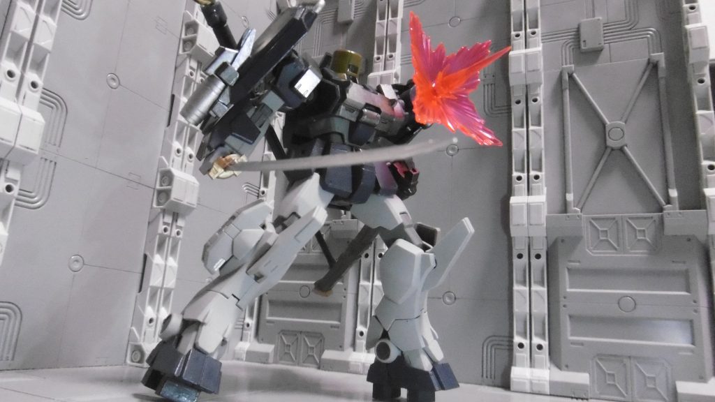 実は*仕込み外套*。ビーム属性の小型銃が内蔵されている設定。
エフェクトを付けるため、3mmに拡張しました。