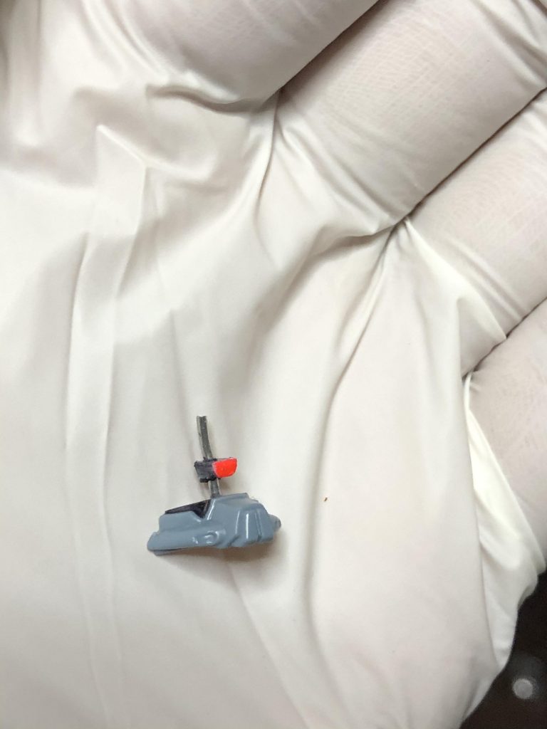 モノアイ可動は、顔面にあるレールを削除して1ミリの針金を通し、そこに穴を開けたプラ板を通しています。
最終的に、モノアイにWAVEさんのHアイズを接着し、立体感を出しています。