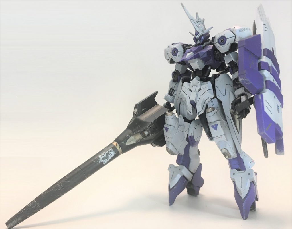 正面シールドはコトブキヤのマルチプルシールドを使用し、そこにカタナをラック。ネオジム磁石で保持力をアップさせています。