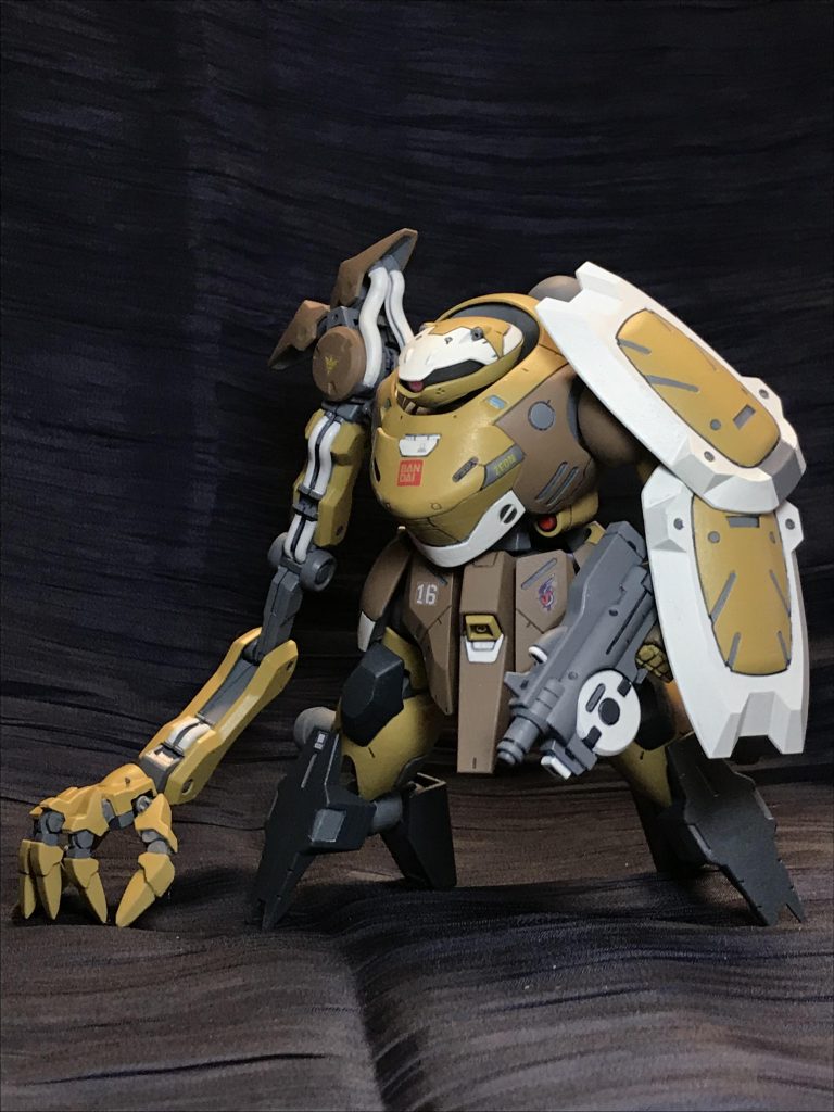 マンロディとゼルトザームアームズを合わせたらゴッグ味を感じたので、色はジュアッグとゴッグの合わせっぽくしてみました。
ちょっと差し色の面積が広過ぎて差し色になってないような気もします。
それと、普段は部分塗装でフレームなんかは無塗装で済ますのですが、今回のミキシングではフレームから色がチグハグになってしまい、大嫌いな全塗装をするハメに。