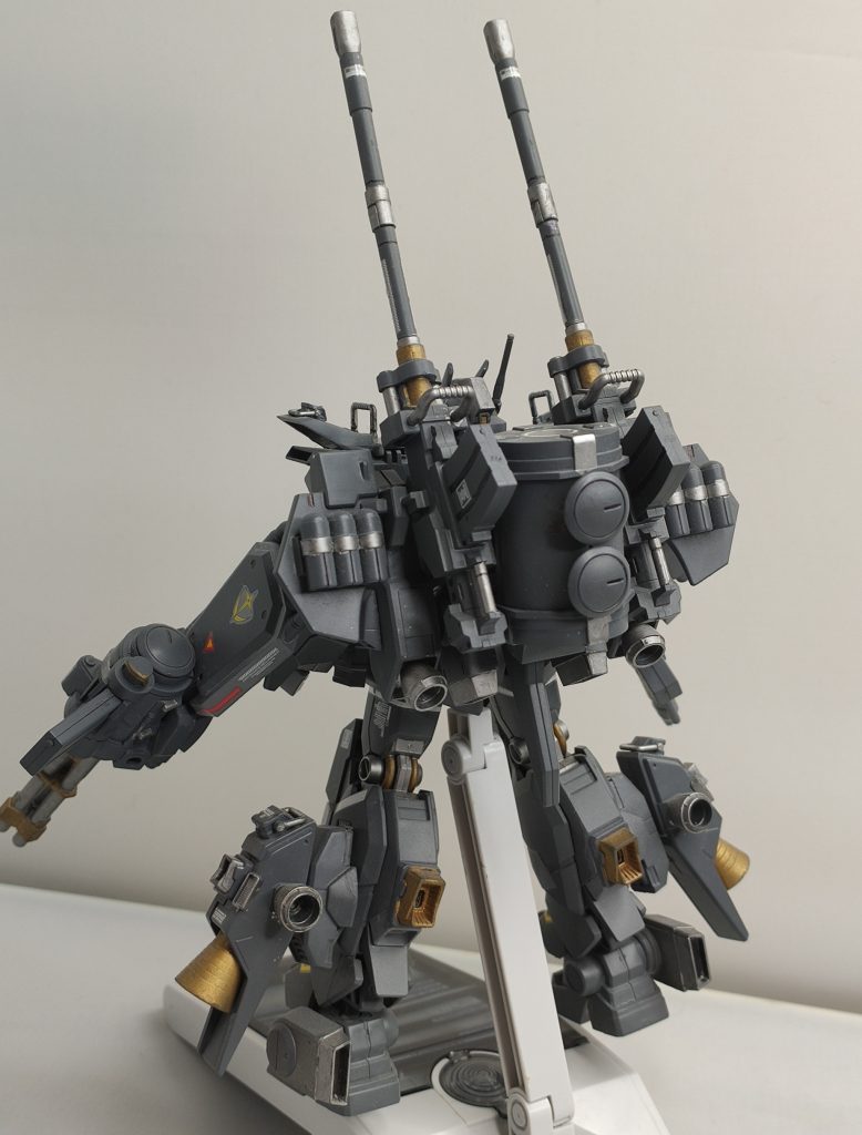 溢れんばかりの武装の多さが特徴です。
脚部にバーニアを追加してます。