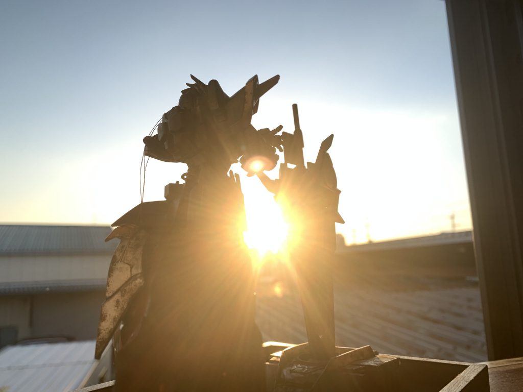 コンペではお蔵入りとなった剣を突き刺す台座と逆光