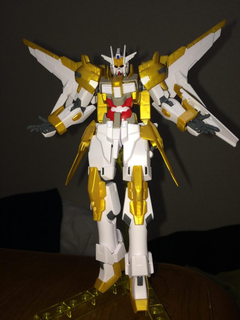 ポージングして、暗闇に浮かぶ感じで撮りました。