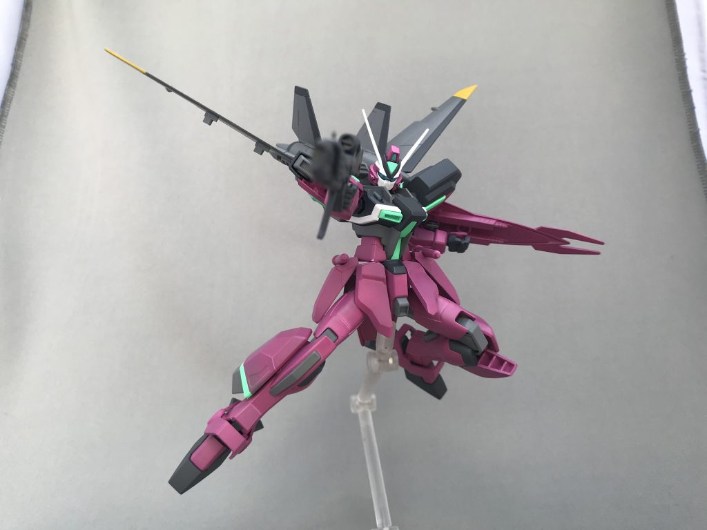 ビームライフル
SEEDっぽいポーズで
やっぱバックパックと脚部でX字のラインが作れるとめっちゃSEED感がでますね