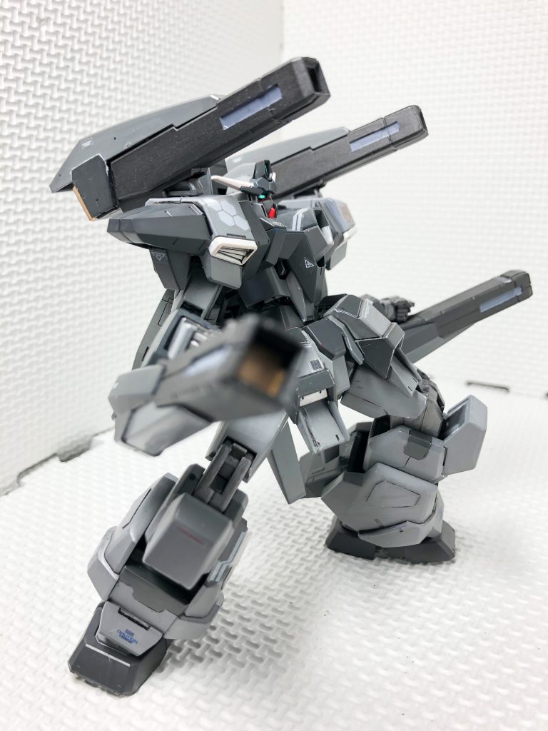 ポージングをとらせて見ました。砲撃戦の機体なので、あまり動きが付けられませんが、色の変更のおかげで重厚感が出て良かったです。