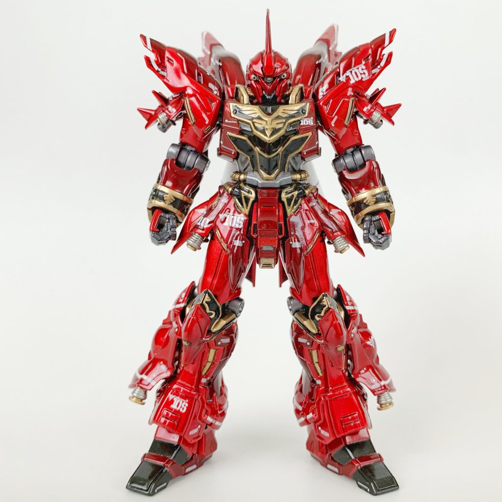 頭部アンテナをシャープ化素体のひさしとモノアイ周辺を切削拡幅し、モノアイをハイキューパーツのSPプレート2(1.0mm)とGEMドーム オーロラS(1.0mm)に置き換え