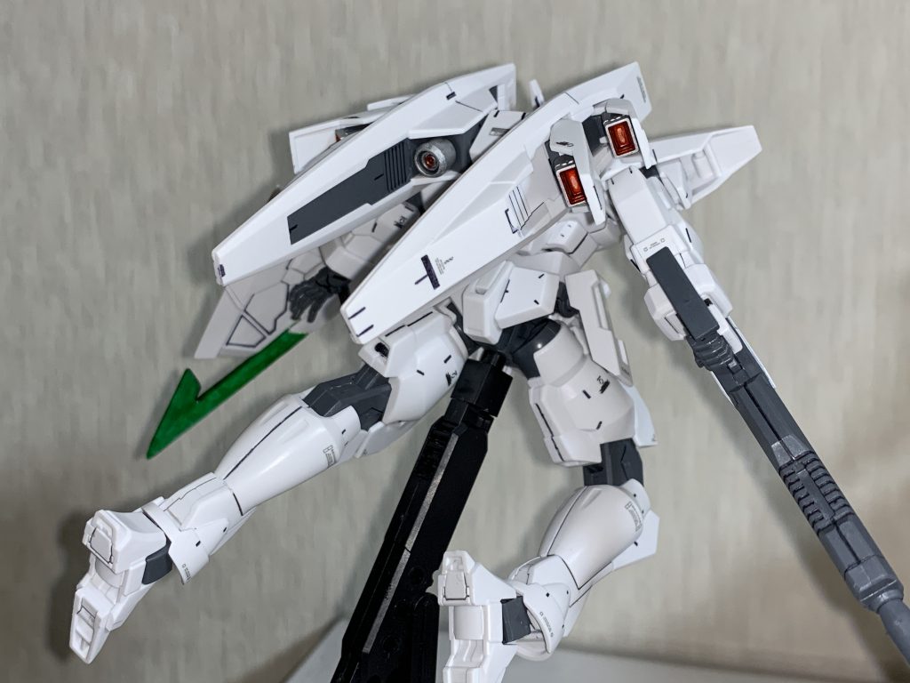 スラスターばシルバーで塗装し、中だけをクリアレッドで塗装しています。簡単かつ見栄え良くなるのでお気に入りです