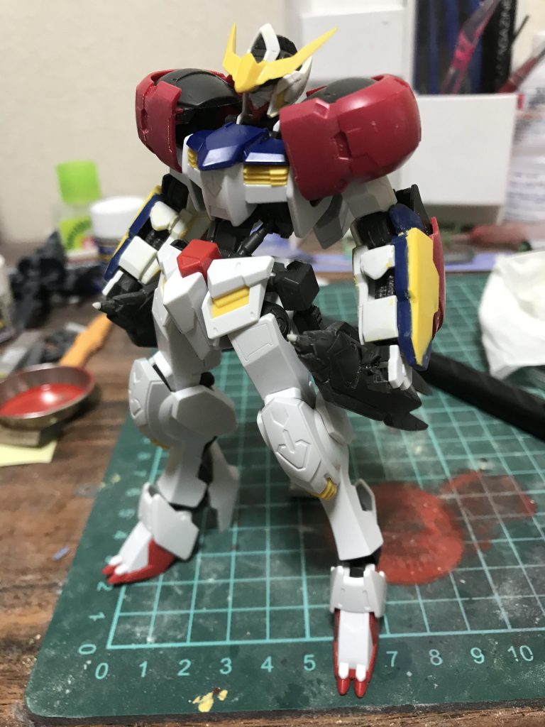 今回、機関砲にグリムゲルデのパーツをつけるにあたって、段差を無くす為にパテの盛り削りを行ったのですが、何度もやり直す羽目になり、大変な思いをしました( ̄▽ ̄;)