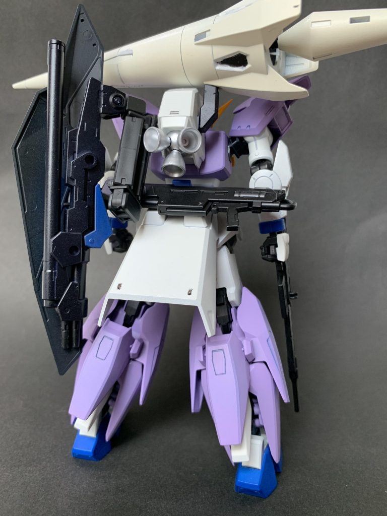 フロント、バック
基本そのまま組んで塗装して組み付け、って感じですが、シールド側のアームの可動軸が肉抜きのためか貧弱ですぐもげてしまったため、パワーダーの物に換えています。