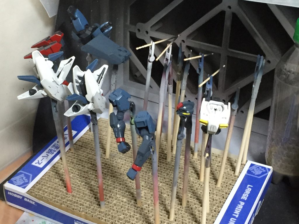 充電式エアブラシで塗装。充電式は使い勝手としては便利。しかしコンプレッサーの持続時間が短いのが不満です。
そのうちちゃんとしたエアブラシを揃えます。そのうちね(ハナホジ)