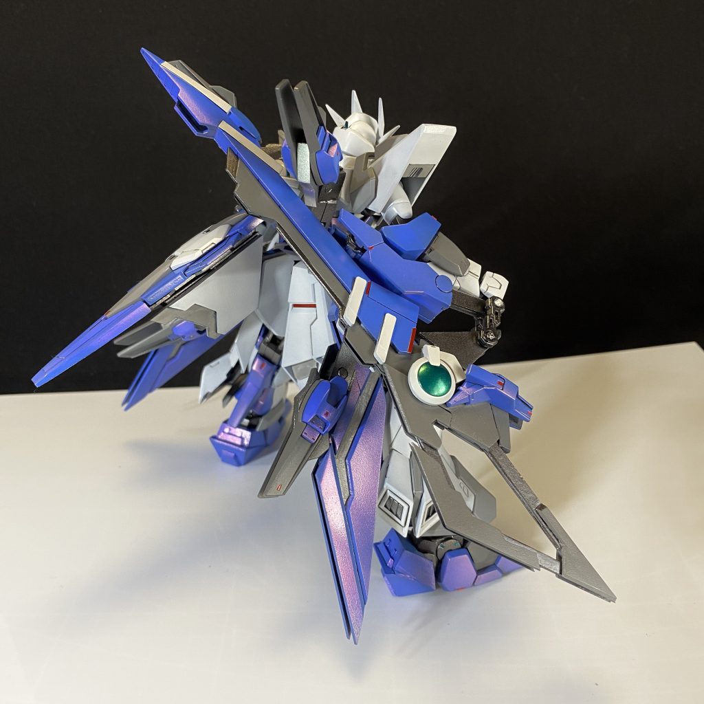 GNザンブラスター。
アイズガンダムの系譜にはエクシアが深く関わっていて、そんな彼の武装の意匠が欲しくてエクシアのGNソードのように装備できる武装を制作しました。