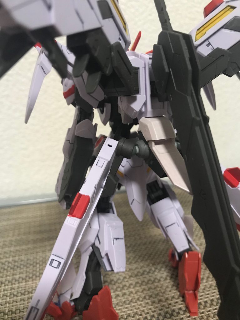 サイドバインダーの取り付けはジャンクパーツで取り付け。丸棒塗れてないですね。