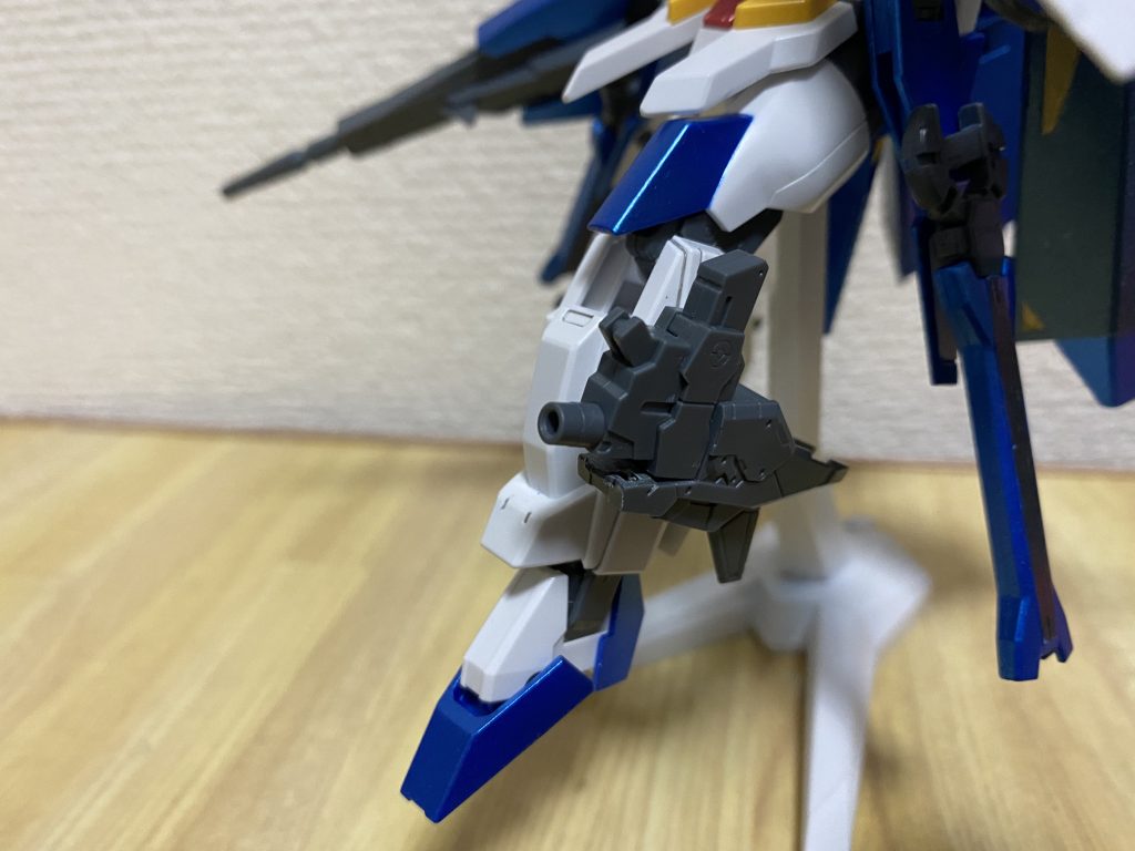 脚はダブルバレットに変更して、脛の横に実弾マシンガンビットを追加。
Iフィールド持ちと戦えなくないか？と思ってたので実弾追加。
取付はAGE1参考に磁石です。