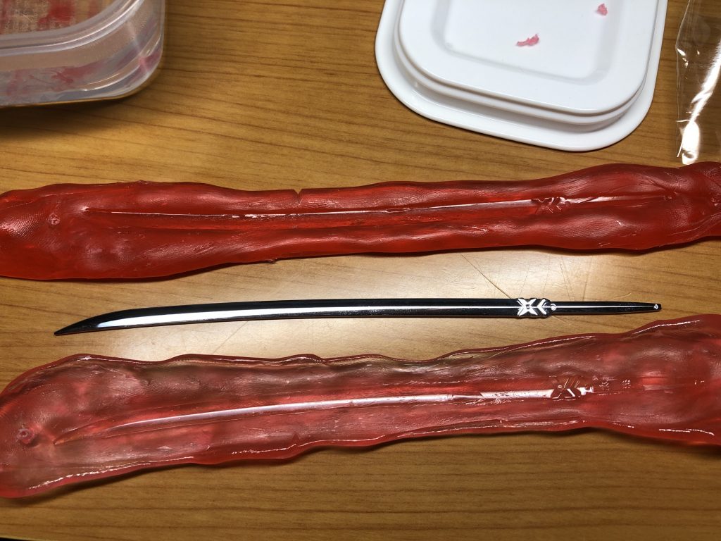 当初は刀をレジンで置き換えてクリアパーツにしようかとも考えていたのですが、難易度が高すぎたので断念しました