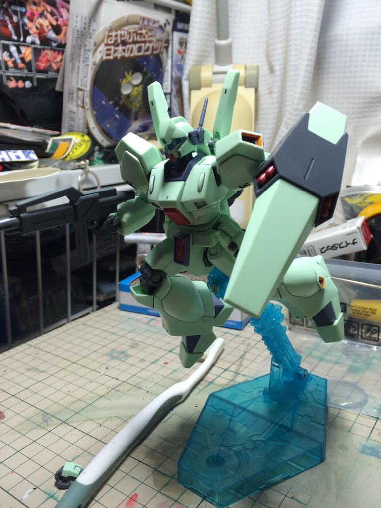 アクションベース２を使ってポージングしてみました。ジェガンはかなり前に出たキットですが、パーツの構成やプロポーションが良いので、私の中ではかなりの良キットに該当します(惜しむらくは古いキットなので膝や膝の関節の稼働範囲が狭いことですね)。後ろの色々有る食玩の箱とかは気にしないで下さい😅