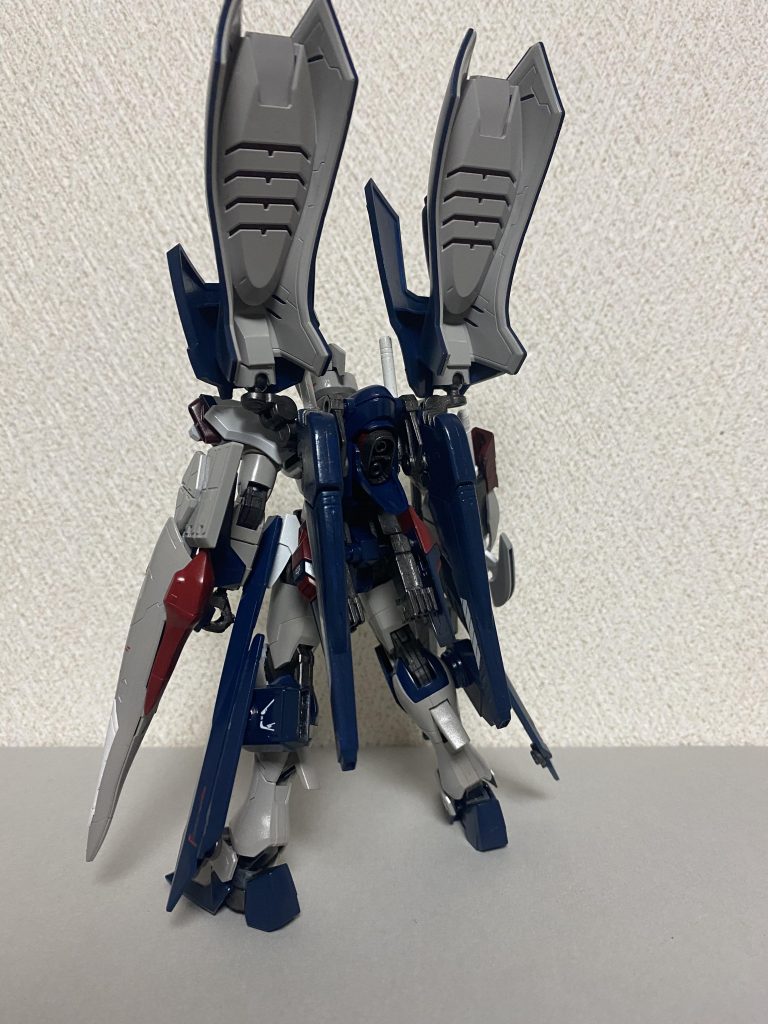 フル武装のリアビュー。
バックパックにミノフスキーフライトユニットを装備。ウィングユニットはサイドアーマーに。メガビームソードアックスは右腕に装備し、左腕にはシールドを装備。