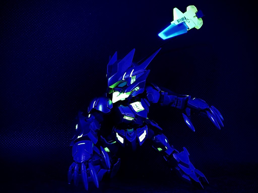 ブラックライトを当てるとこんな感じです。
テイルブレードの刃には蛍光クリア吹いてます