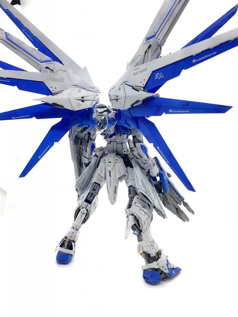 バックショット。
バックパックとふくらはぎのバーニアを改造してみましたがかなりかっこよくなったと思います。