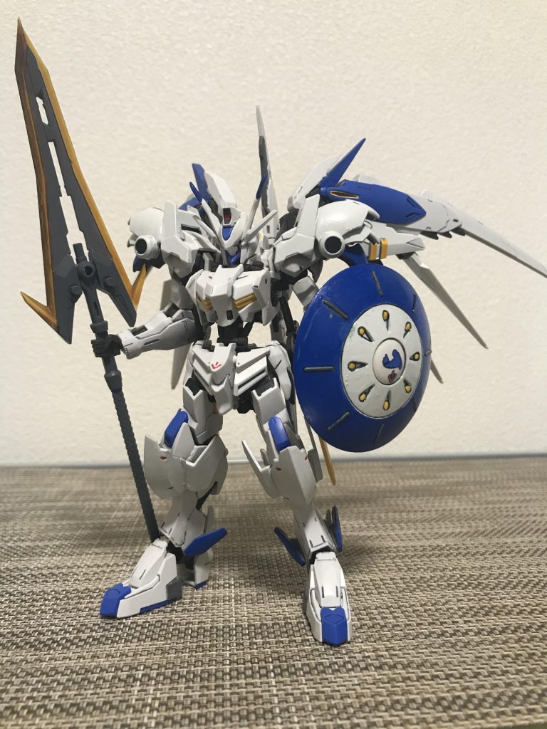 フル装備状態
塗装する事で全体の統一感が出ました。シールドは仕上げの途中で投げ出したので適当に仕上げてます。