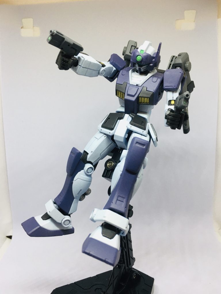 自作ハンドガンを構えて。実はヴェスバーもどきが干渉しない様に、グリップに真鍮線を仕込み、90°動く様になってます。