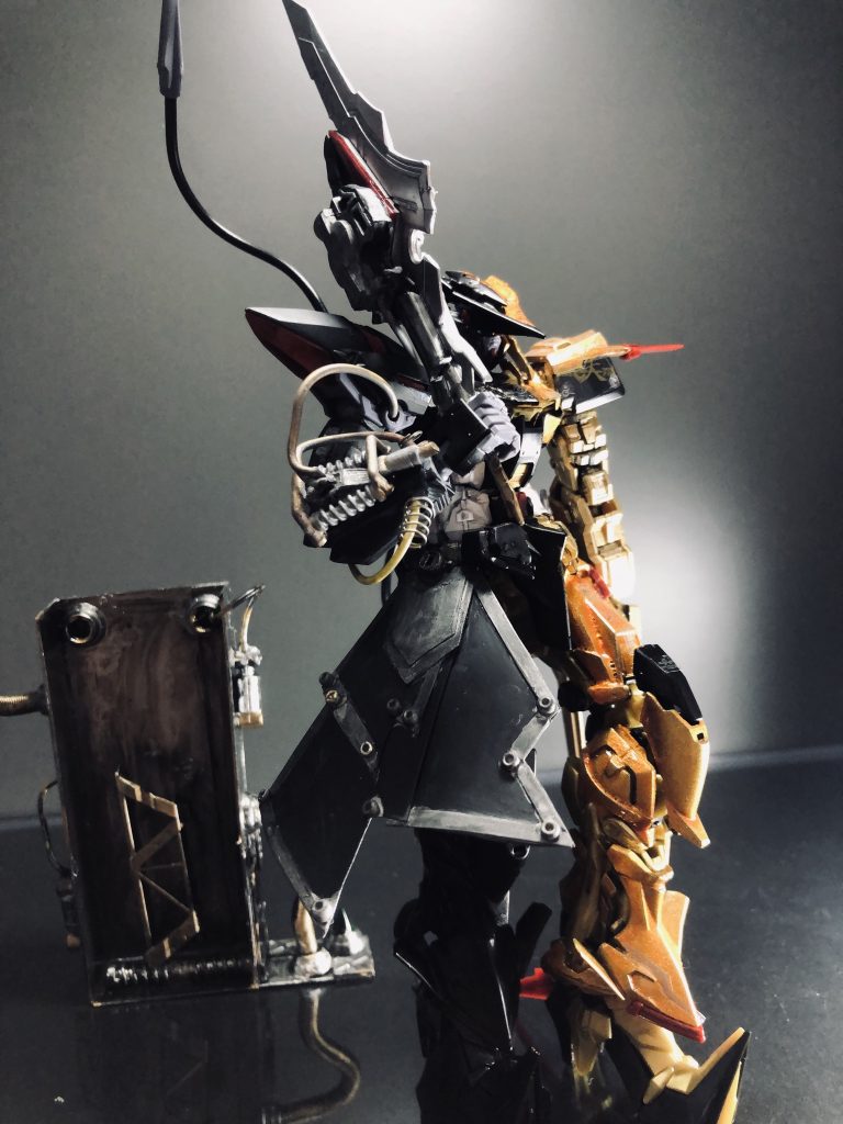 組み合わせを変えてミキシング。左半身は半光沢、右半身は艶消しで仕上げました。
改造せずに普通に組み立ててもめっちゃかっこよかったです!