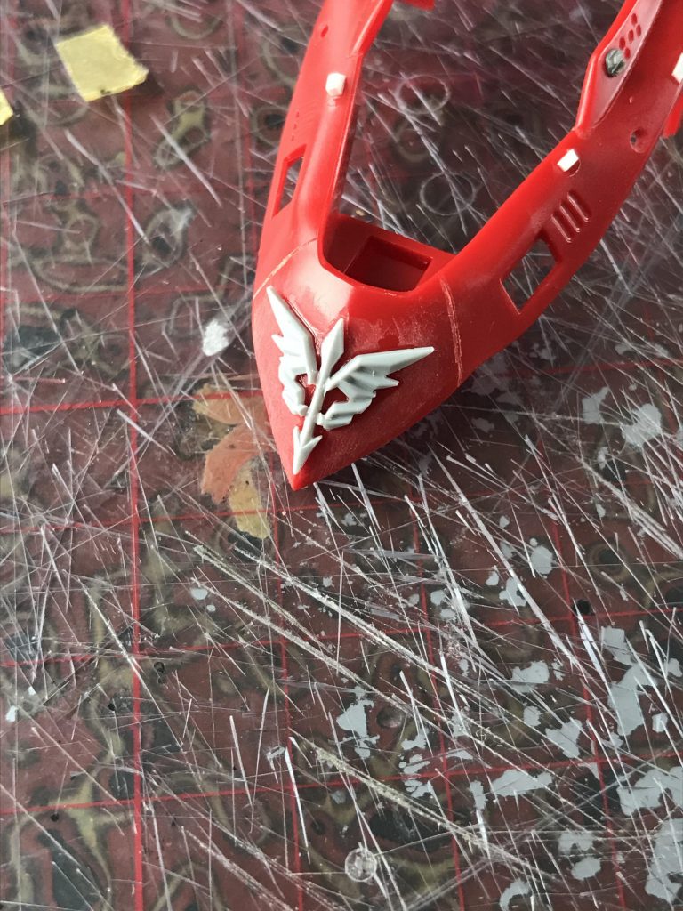 胸のエンブレムはケガくのが大変だったので削り落として、ビルダーズパーツに差し替えてあります。