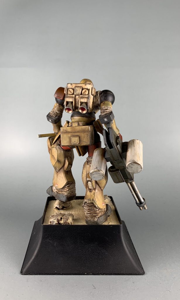 頭はモンテーロ、腕はリーオー、バックパックは陸戦型ジムのものを使っています。