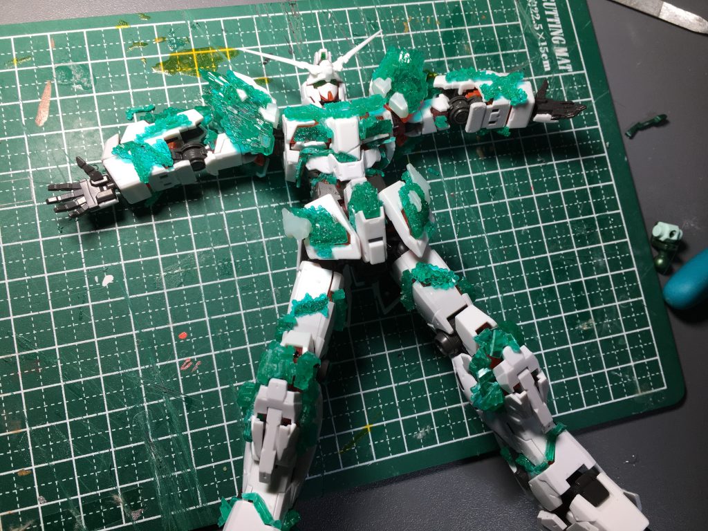 仮組みのサイコフレームは剥がせる接着剤でつけてました