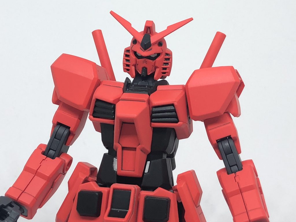 頭部アンテナのシャープ化と既存モールドのスジボリを行いました。赤の部分の下地はピンクサフ、胴体などの黒い部分の下地はグレーサフを使用しています。
