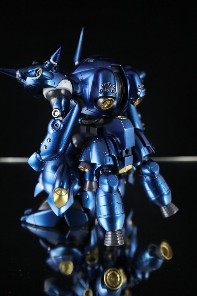 全体。
メタルダークブルーとクリアブルーのキャンディ塗装。
腰バックパックがブームです。
マンロディの腕をプロペラントタンク風に、高機動な感じに。バーニアいっぱいです。
腕長短足好き。
ブレードアンテナ移植してプラ板でカタチ変えてます。
思い切って腰回りは全て取っ払いました。
セールで安く買ったので躊躇いなく切り刻めました。

悩んだ末モノアイにしました。
Hアイズ塗装してます。
サイドショットでモノアイ移動してるのわかります？