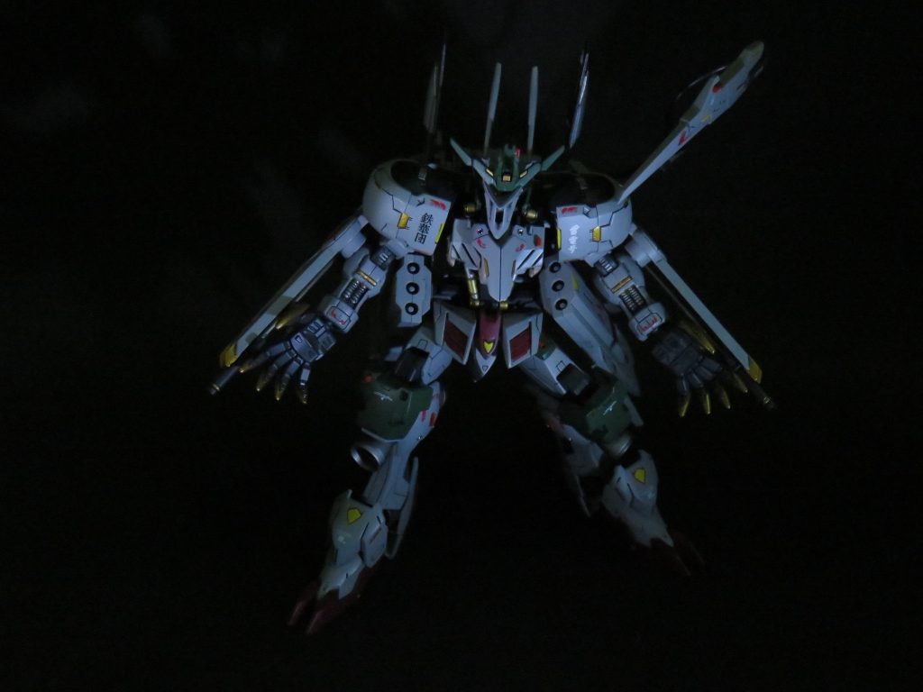 悪役機に見えてしまいますね(笑)