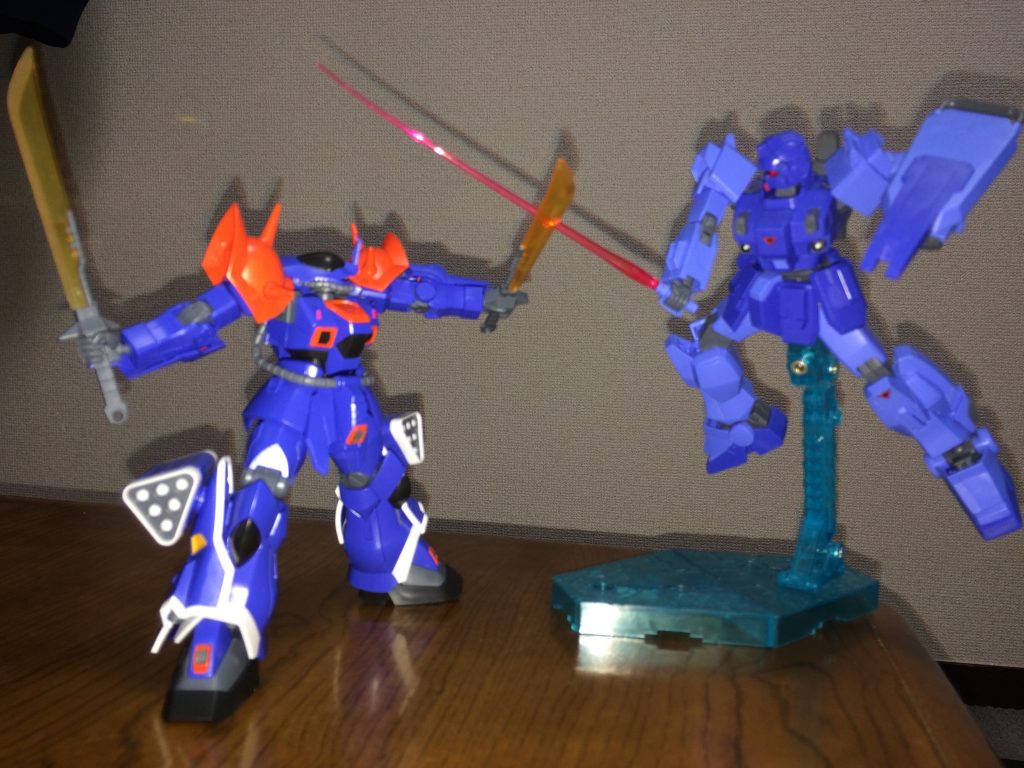 同じポージングでフラッシュを焚いて撮影しました。ポージングがあまり良くないですかね😅戦闘時の躍動感は、上手く出せないですね。もっとガンプラ道を極めなければ😆