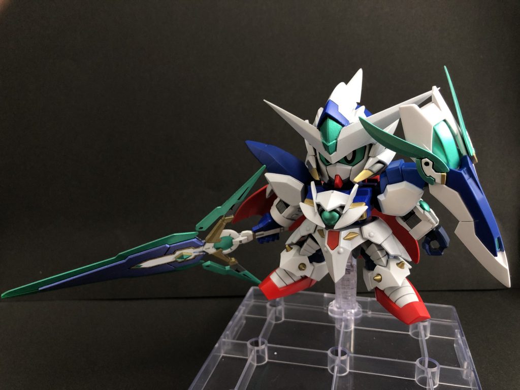 新たなる聖剣フルセイバー。GNナイトソードに4本の剣が合体。盾の羽飾りと合わせてセブンソードになりました。
ダイバーソードをベースに手持ちのジャンクパーツを使いました。サイズ的にスタンドで本体を浮かさないと持てません。