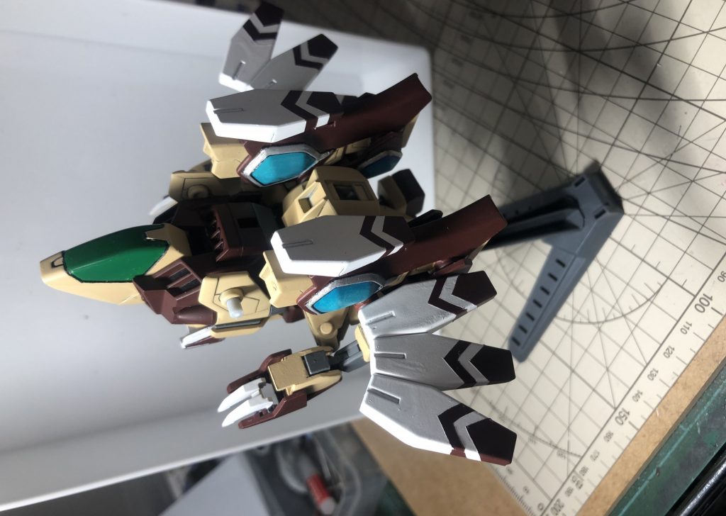 飛行形態にも変形可能です。鷲かコンドルっぽく見えればなと思っています。