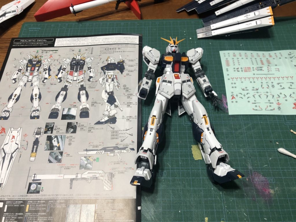 RG恒例のシール地獄(笑)
今回は基本的にはダブルフィンファンネルセットに付属した水転写デカールを使用しましたが、かなり細かいので失敗したり破れてしまった部分は通常のシールで補いました。