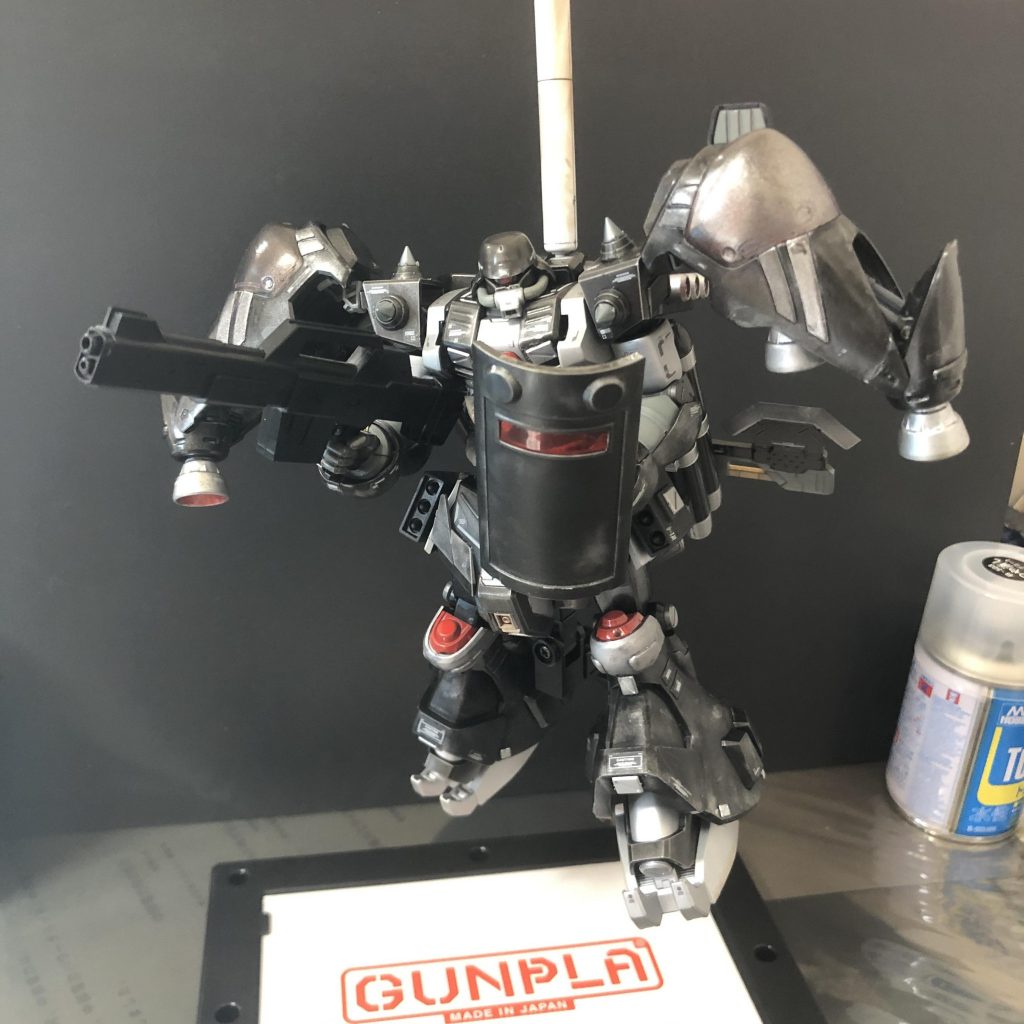 やはり試作2号機の両肩のバインダーはかっこいいですよね。無改造で塗装だけして採用しました。
デクーのシールドはこれです。