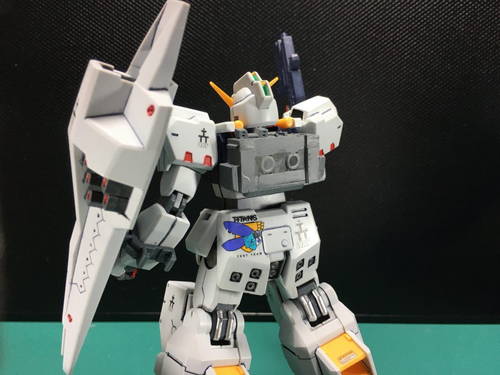 　Ez-ARMSに付属するジョイントの軸を切り落とし、プラ板主体で製作したスペーサー。市販パーツやプラ板でディテールを足しています。　サーベル穴も設けていますが、上手くはまらない…サーベルの発振部は3㎜より大きかったのは盲点でした。