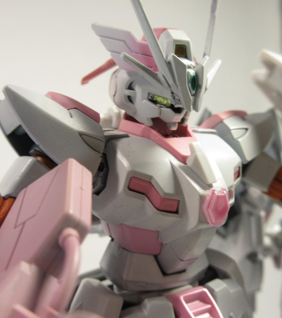 頭部センサーユニット
アルケインのものよりもアンテナは大型化しており索敵範囲と狙撃能力の向上に繋がっている。
翼状のパーツは「Brightest Melody」の髪飾りのアレンジです。