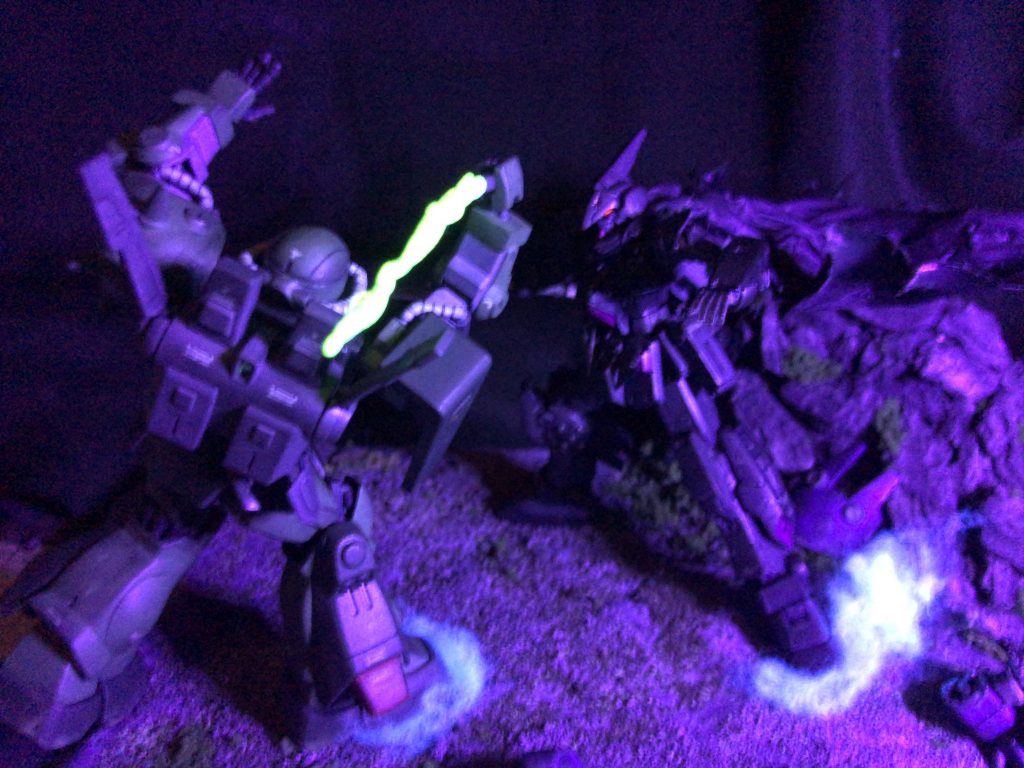 ジオラマです( ´∀`)
ティターンズ部隊に襲撃を仕掛けてるシーンを再現しました(・∀・)
ブラックライトで目が光るよう蛍光塗料で塗装しました(*^^*)