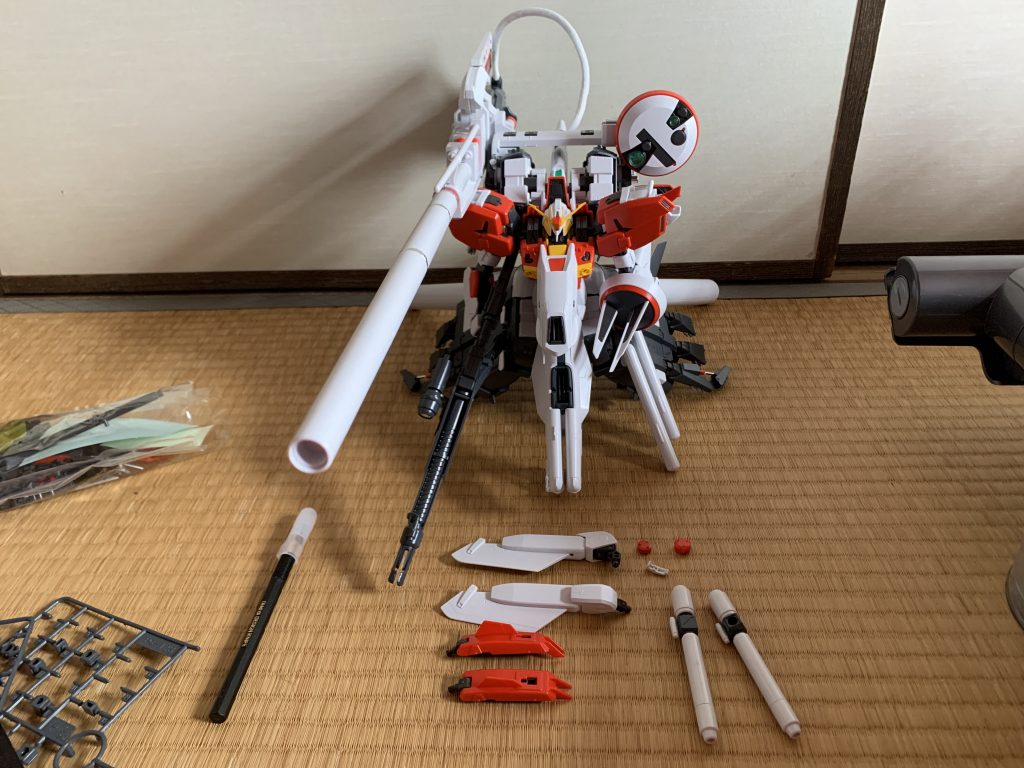 最後に余ったパーツで作れる物。
ビームカノン2本は接続パーツ(多分ExSのQランナーパーツ)が無いのでくっ付けれず。