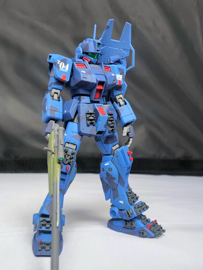 脚部や腰アーマーには履帯部品、プラ板などを使用。
胸アーマーやふくらはぎのスラスターにもプラ板を貼りつけて成形してます。
胴体の接続部は1mm延長。