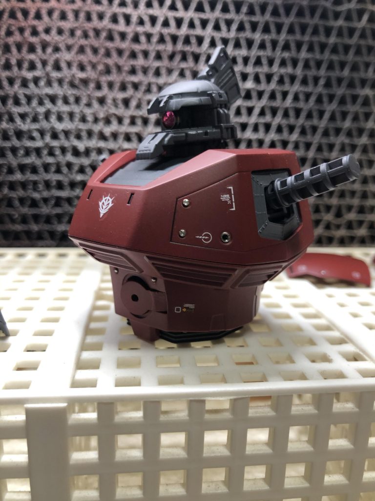 モノアイは、メタルパーツとピンクレンズに変更しています。また、メタルノズルを使い小型スラスターを追加しています